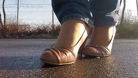 Sexy hawt chick in the park