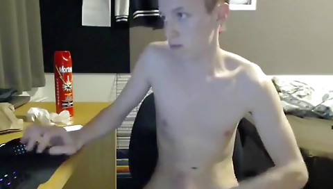 Sexy young chick gets her ass in the park