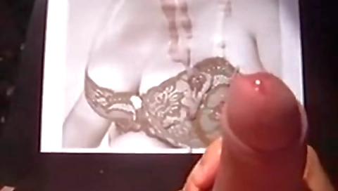 Sexy brunette babe fingering her wet cunt