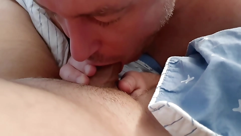 Make & facial cumshot in bed